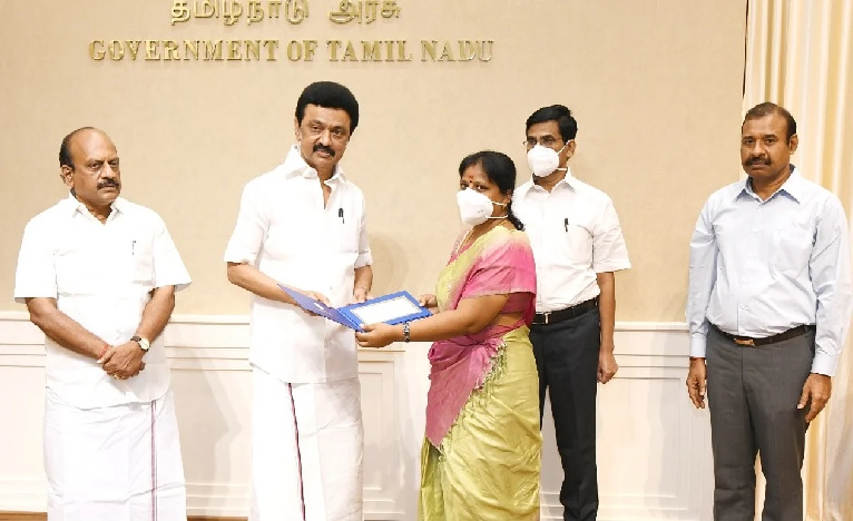 முதல் 3 இடங்களை பிடித்த பட்டு விவசாயிகள்: பரிசு வழங்கினார் முதல்வர் ஸ்டாலின்