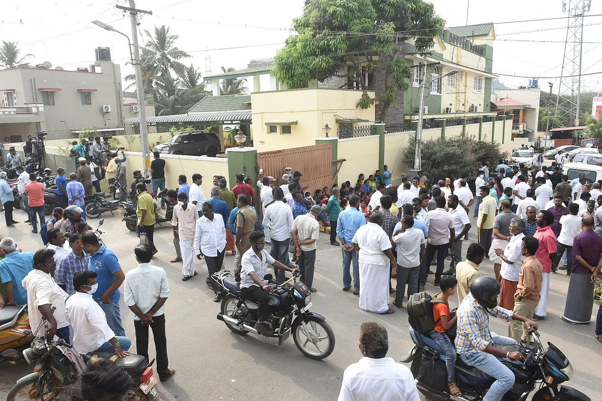 எஸ்.பி.வேலுமணியின் வீட்டு முன்பு குறித்த அதிமுகவினர்