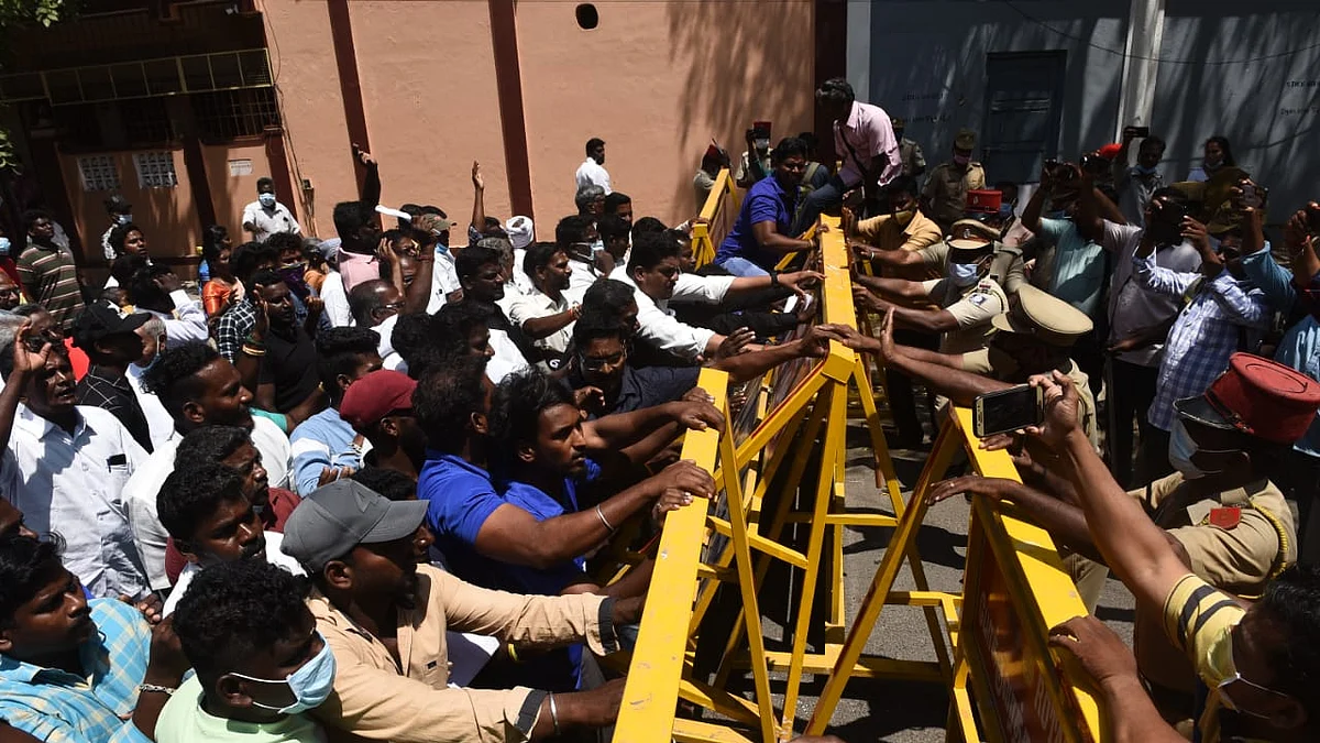 விரைந்த போராட்டக்காரர்கள்... மூடப்பட்ட சட்டப்பேரவை கதவுகள்