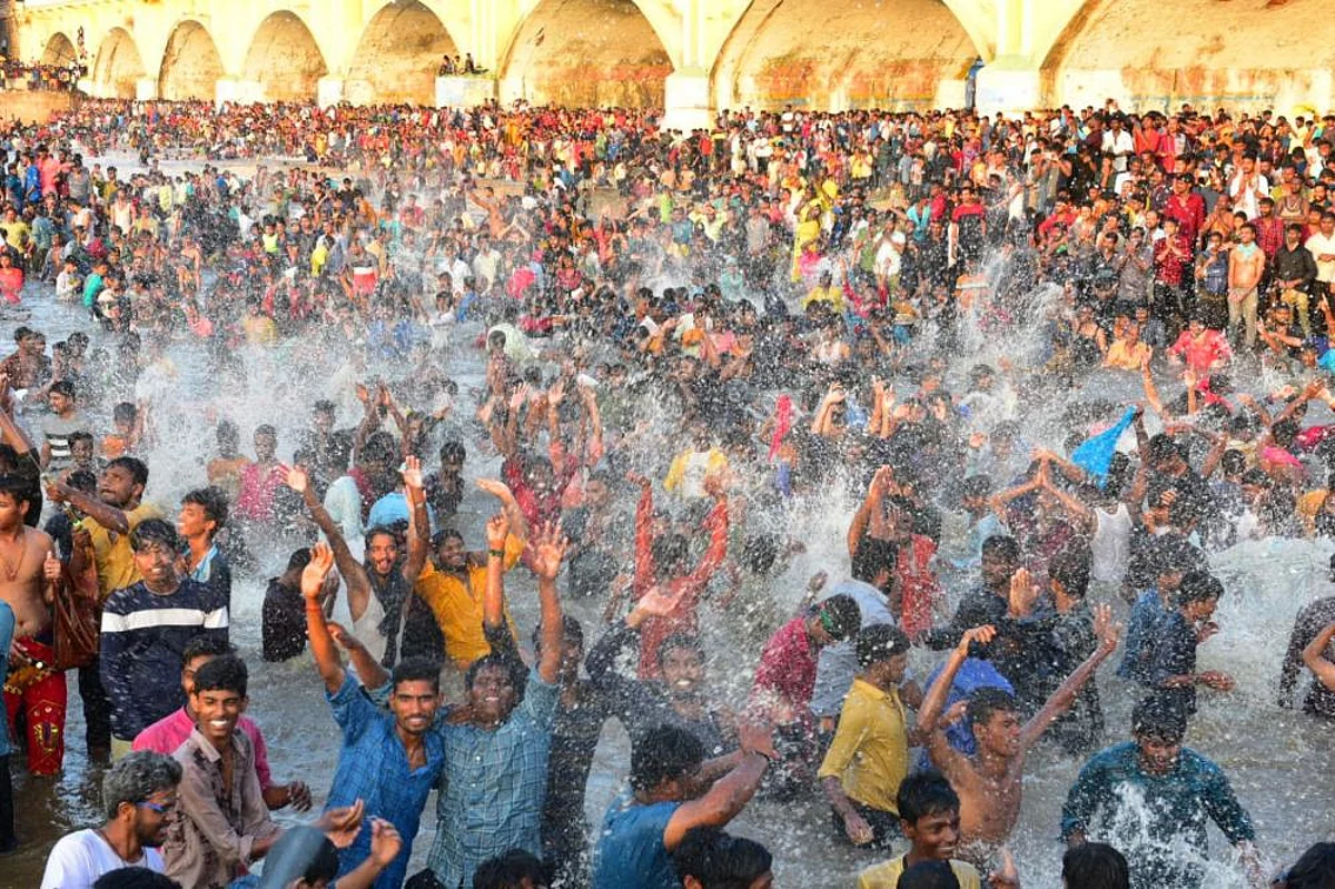 வைகையாற்றில் நெரிசலில் சிக்கி பறிபோன உயிர்கள்; 6 பேர் கவலைக்கிடம்