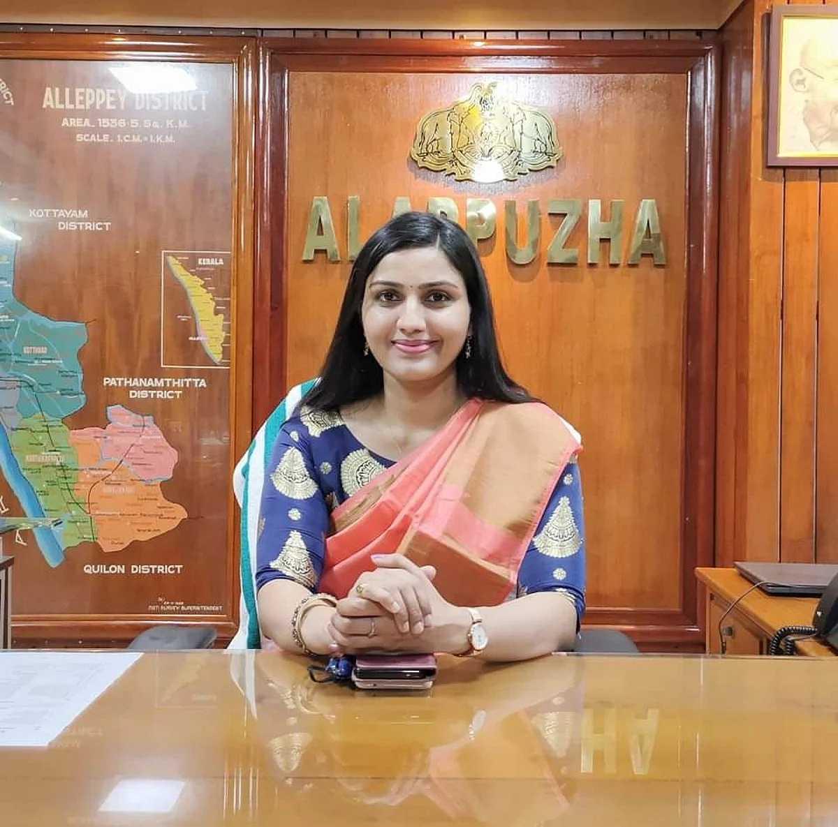 சர்ச்சையில் சிக்கிய ஐ.ஏ.எஸ் அதிகாரியை மணக்கிறார் ஆலப்புழா பெண் ஆட்சியர்!