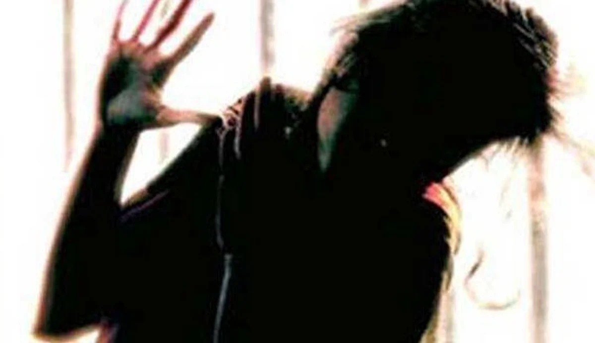 `ஏன் சீருடை அணியவில்லை?'- மாணவியின் தலையை சுவரில் அடித்த தலைமையாசிரியை