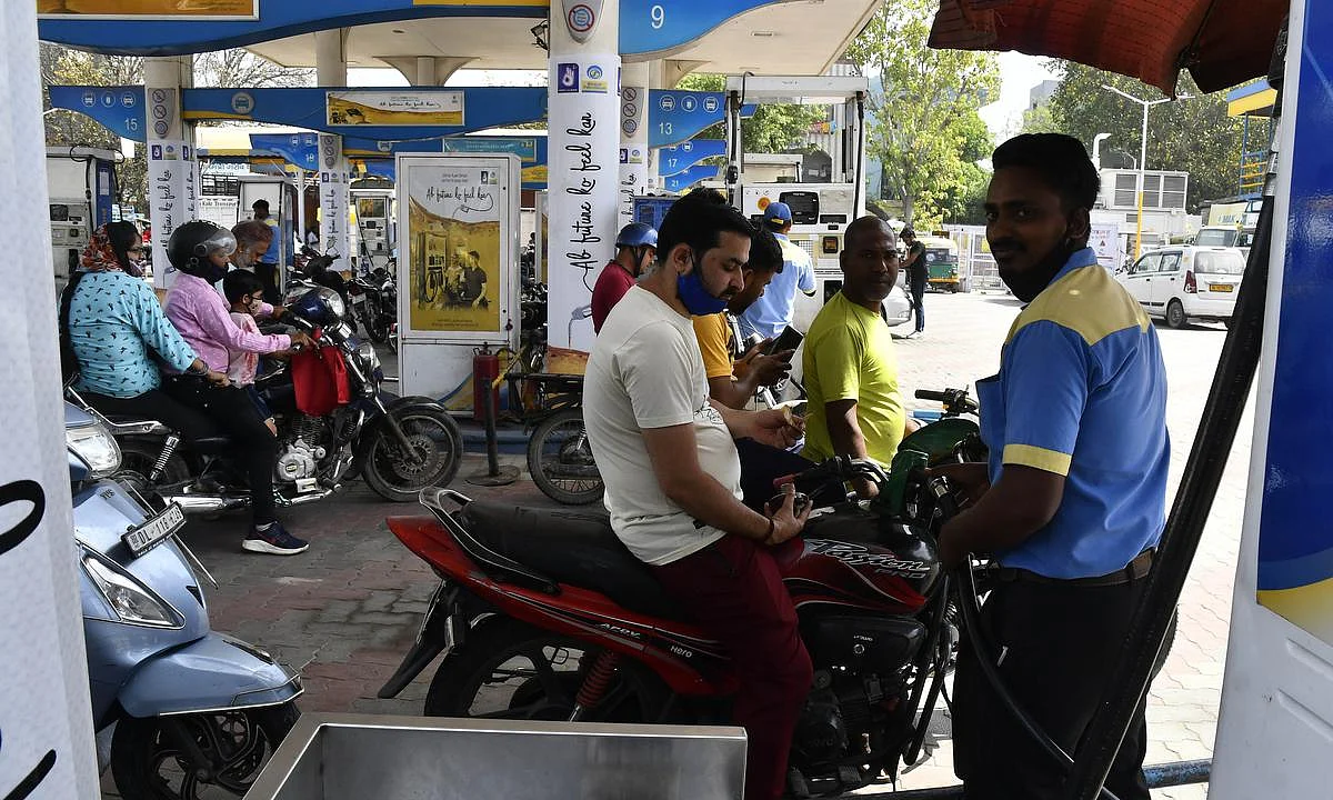 ஒரு ரூபாய்க்கு பெட்ரோல்... சொர்க்கத்தைக் காட்டிய சோலாபூர்!