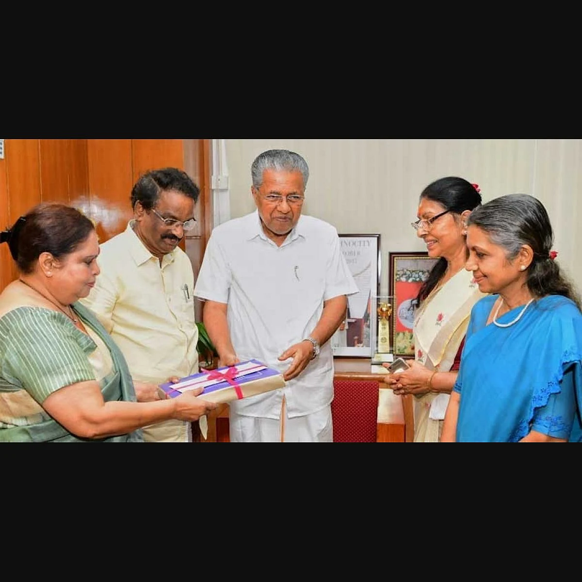 ஹேமா கமிஷன் அறிக்கை கேரள முதல்வரிடம் சமர்பிக்கப்பட்டபோது.