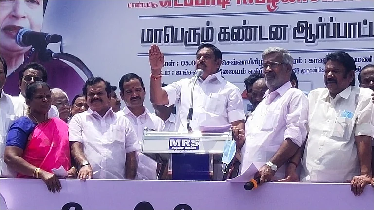 ஆர்ப்பாட்டத்தில் பேசும் எடப்பாடி பழனிச்சாமி