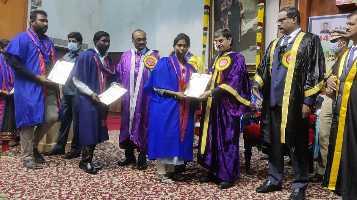 இலங்கைப் பல்கலைக்கழகத்தில் நடைபெற்ற பட்டமளிப்பு விழா