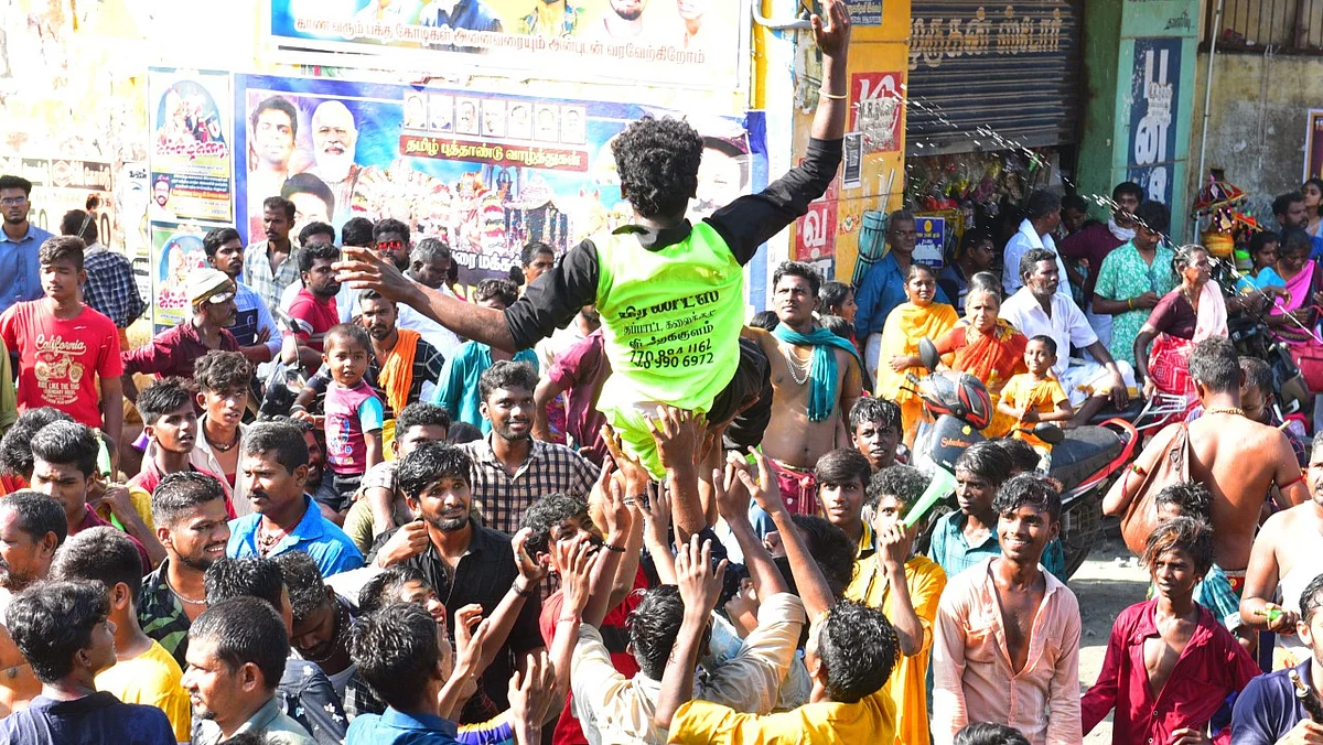 சித்திரைத் திருவிழா கொண்டாட்டத்தில் 7 இடங்களில் மோதல்: அரசு பஸ், ஆட்டோக்கள் சேதம்