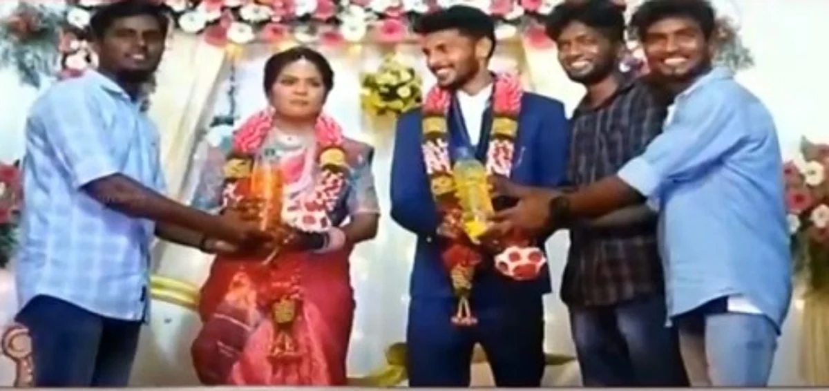 மணமகளுக்கு பெட்ரோல், மணமகனுக்கு டீசல்: வித்தியாசமாக பரிசு வழங்கிய நண்பர்கள்