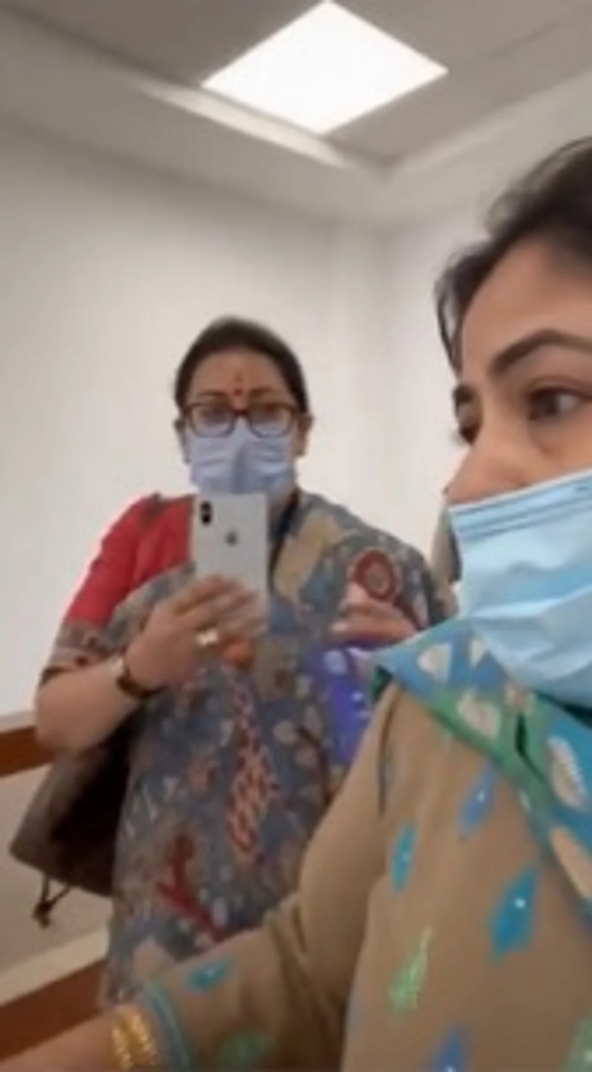 விமானத்தில் ஸ்மிருதிராணியை தெறிக்கவிட்ட மகளிர் காங்கிரஸ் தலைவி