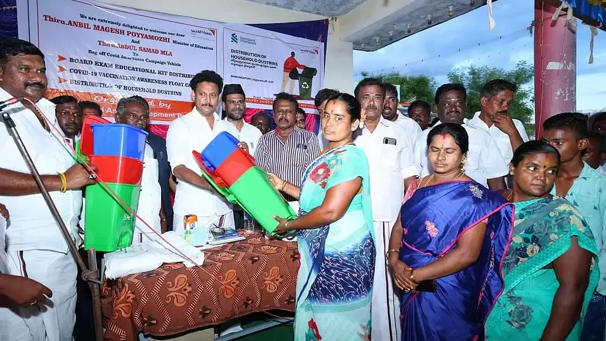 குப்பை தொட்டிகள் வழங்கும் அமைச்சர் அன்பில் மகேஷ்