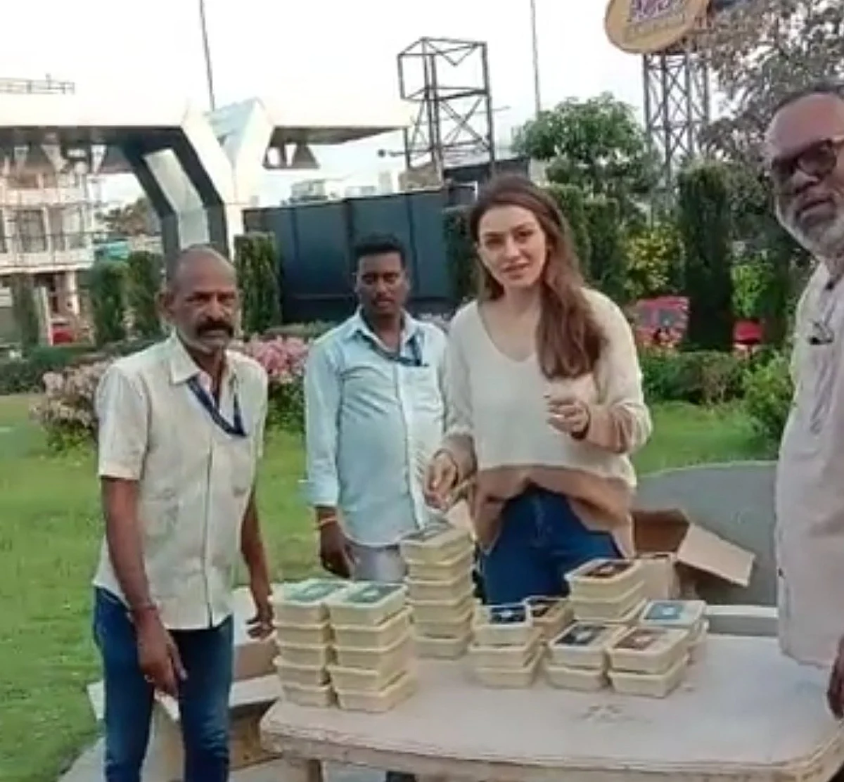`ஸ்வீட் எடு, கொண்டாடு’- மகிழ்ச்சியில் ஹன்சிகா