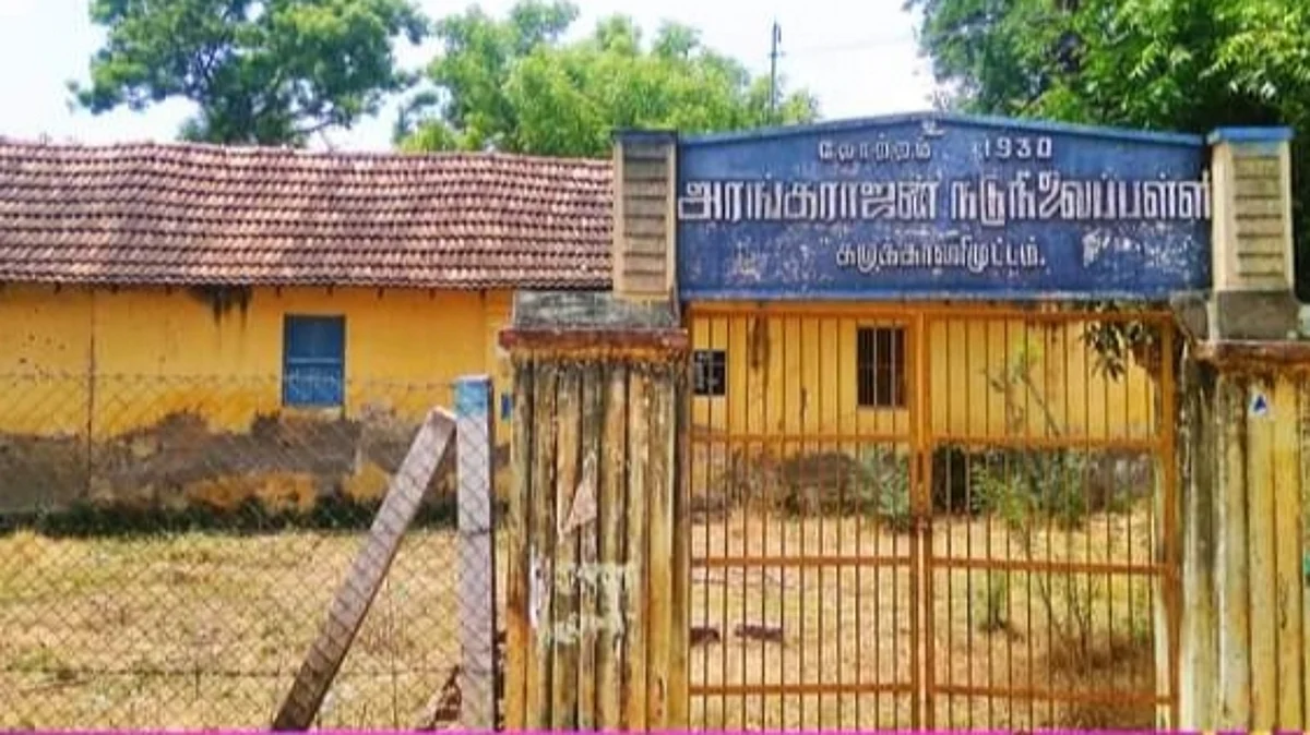 `அதிகாரிகளை உருவாக்கிய பள்ளி இப்படி மூடி கிடக்குதே?'- கண்கலங்கும் முன்னாள் மாணவர்