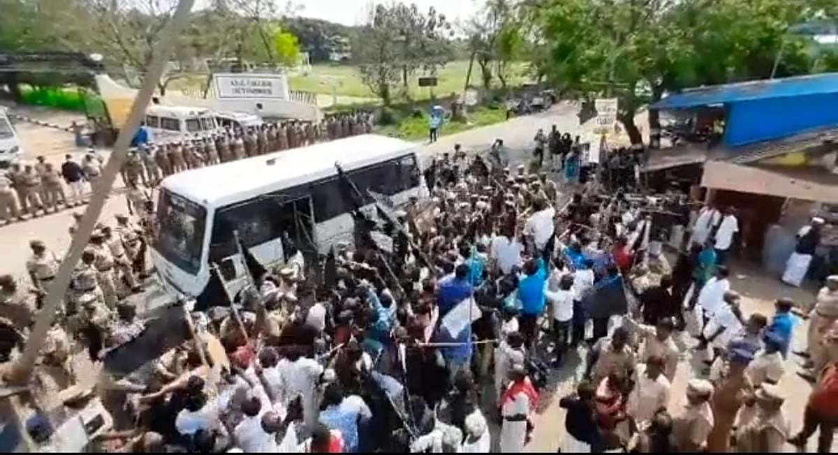 ஆளுநரின் காரை நோக்கி பாய்ந்த கருப்புக்கொடி... தடுத்து நிறுத்தியது போலீஸ்