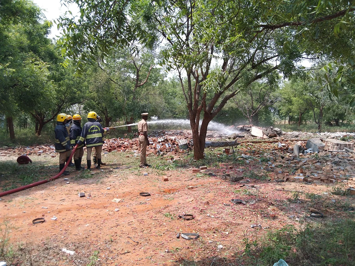 தரைமட்டமான பட்டாசு ஆலை: பறிபோன இளைஞரின் உயிர்