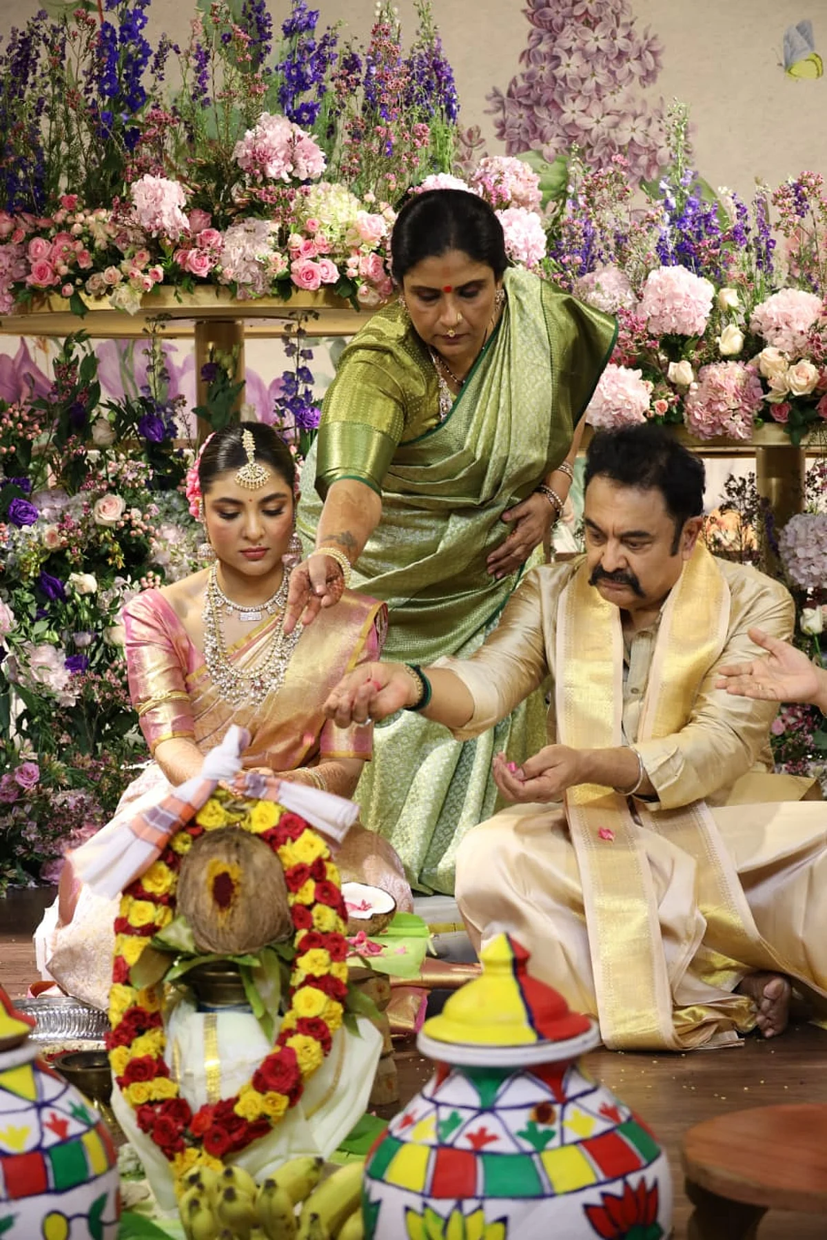 பிரம்மாண்டமாக நடந்த நடிகை ஸ்ரீப்ரியாவின் மகள் திருமண வரவேற்பு நிகழ்ச்சி