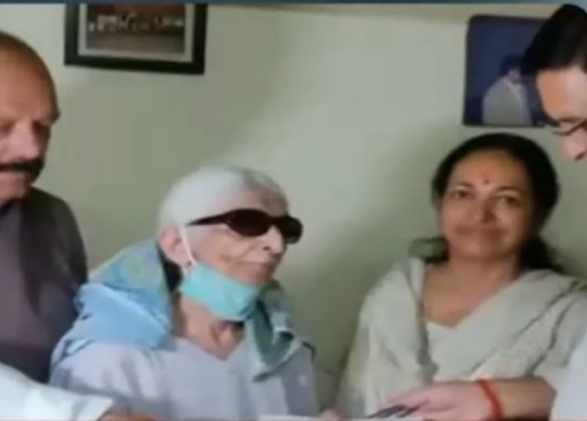 `கள்ளங்கபடமில்லாத பிள்ளை'- ராகுல் காந்திக்கு தனது சொத்தை எழுதிவைத்த மூதாட்டி