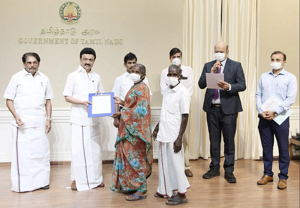 விளிம்பு நிலை நரிக்குறவர், இருளர் இன மக்களுக்கு பட்டா: முதல்வர் வழங்கினார்