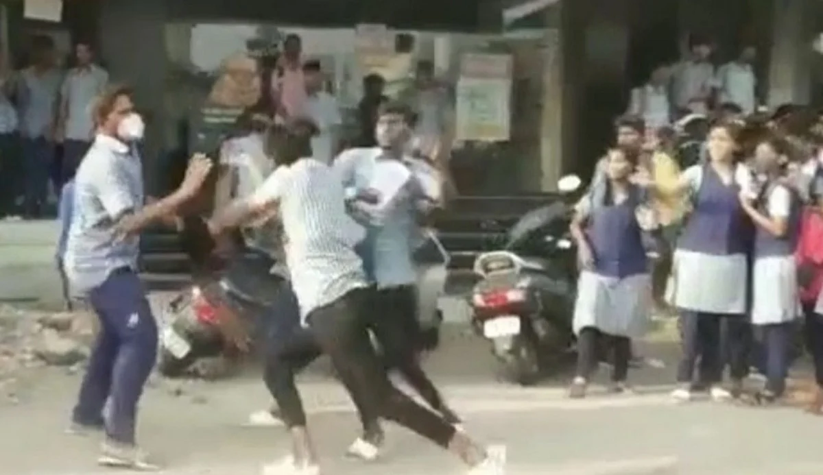 நடுரோட்டில் மோதிக்கொண்ட மாணவர்கள் : பதறிய கோவை மக்கள்