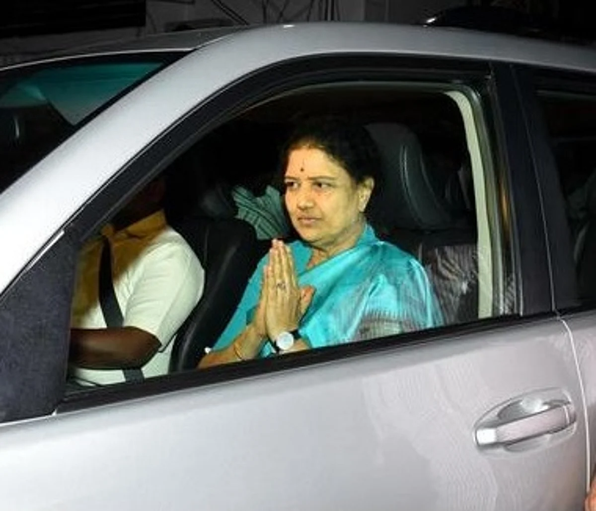 சசிகலாவை நீக்கியது செல்லும்: ஓபிஎஸ், ஈபிஎஸ் வழக்கில் அதிரடி தீர்ப்பு