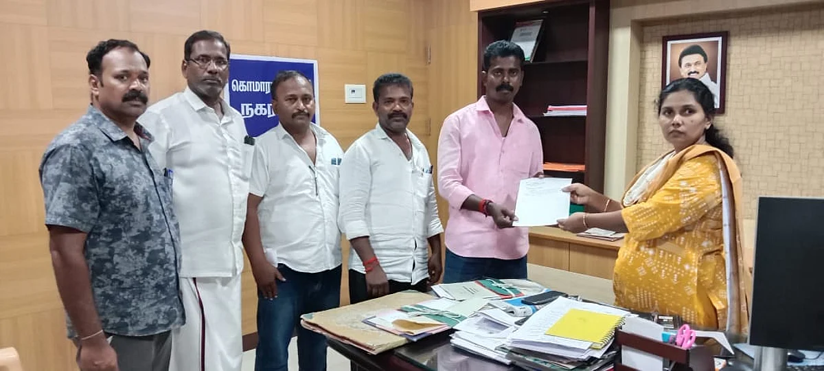 வரி மேல்முறையீட்டுகுழுவில் இருந்து விலகுவதற்கான தனது ராஜினாமா கடிதத்தை நகராட்சி ஆணையர் சசிகலாவிடம் வழங்கினார் குமாரபாளையம் திமுக உறுப்பினர் ராஜூ