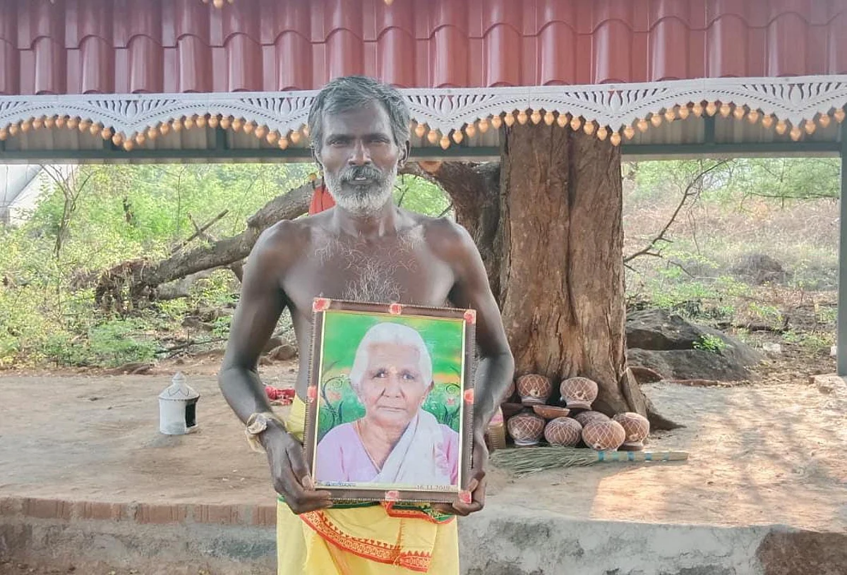 `இறப்பால் மனம் ஒடிந்து போனோம்'- தாய்க்கு கோயில் கட்டி வழிபடும் சகோதரர்கள்