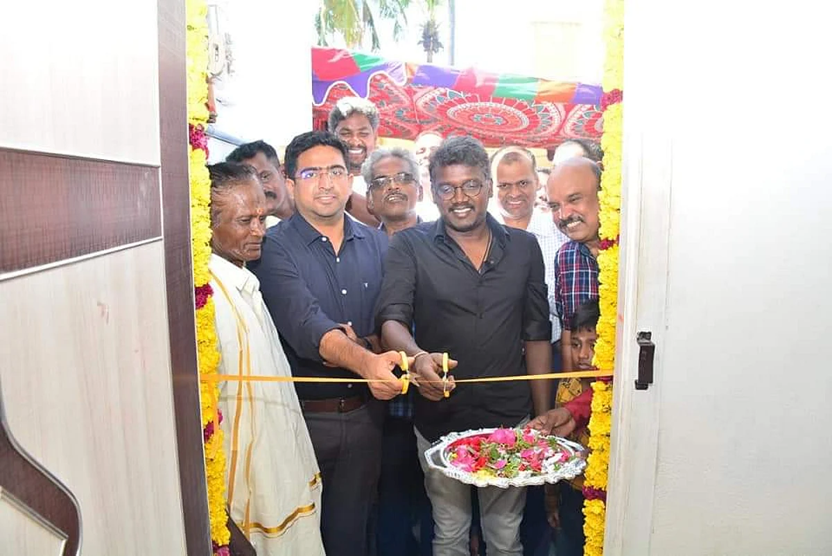 வீடும் கட்டிக்கொடுத்த சினிமா!