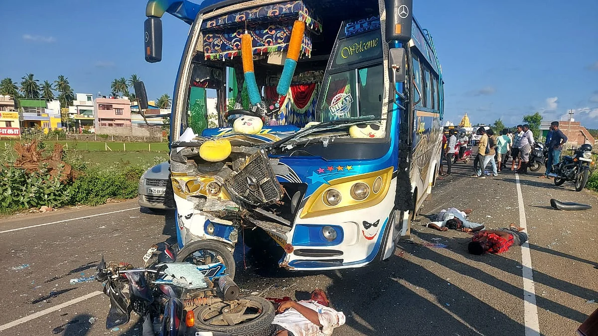 20 அடி தூரத்துக்கு தூக்கி வீசப்பட்ட வாலிபர்கள்... 3 பேரின் உயிரை பறித்தது பைக்