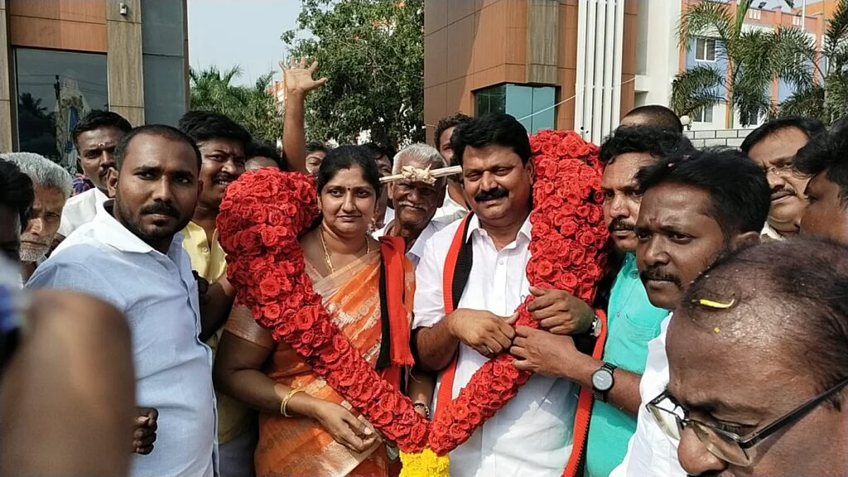 பாலமுருகன் தன் மனைவியை நகராட்சித் தலைவராக்கிய வெற்றிக் களிப்பில் (கோப்புப் படம்)