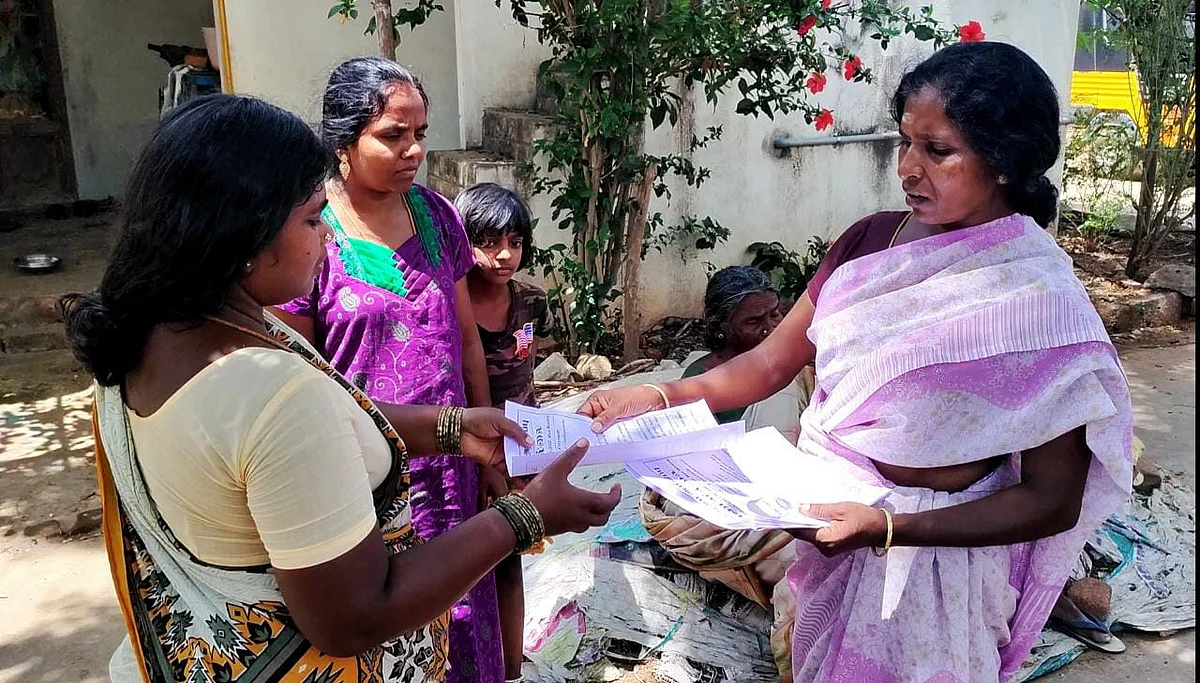 மாயமான கணவனை மீட்க ஆட்டோ மூலம் விளம்பரம் செய்தும் துண்டு பிரசுரங்கள் வினியோகித்தும் தேடும் மனைவி பழனியம்மாள்.