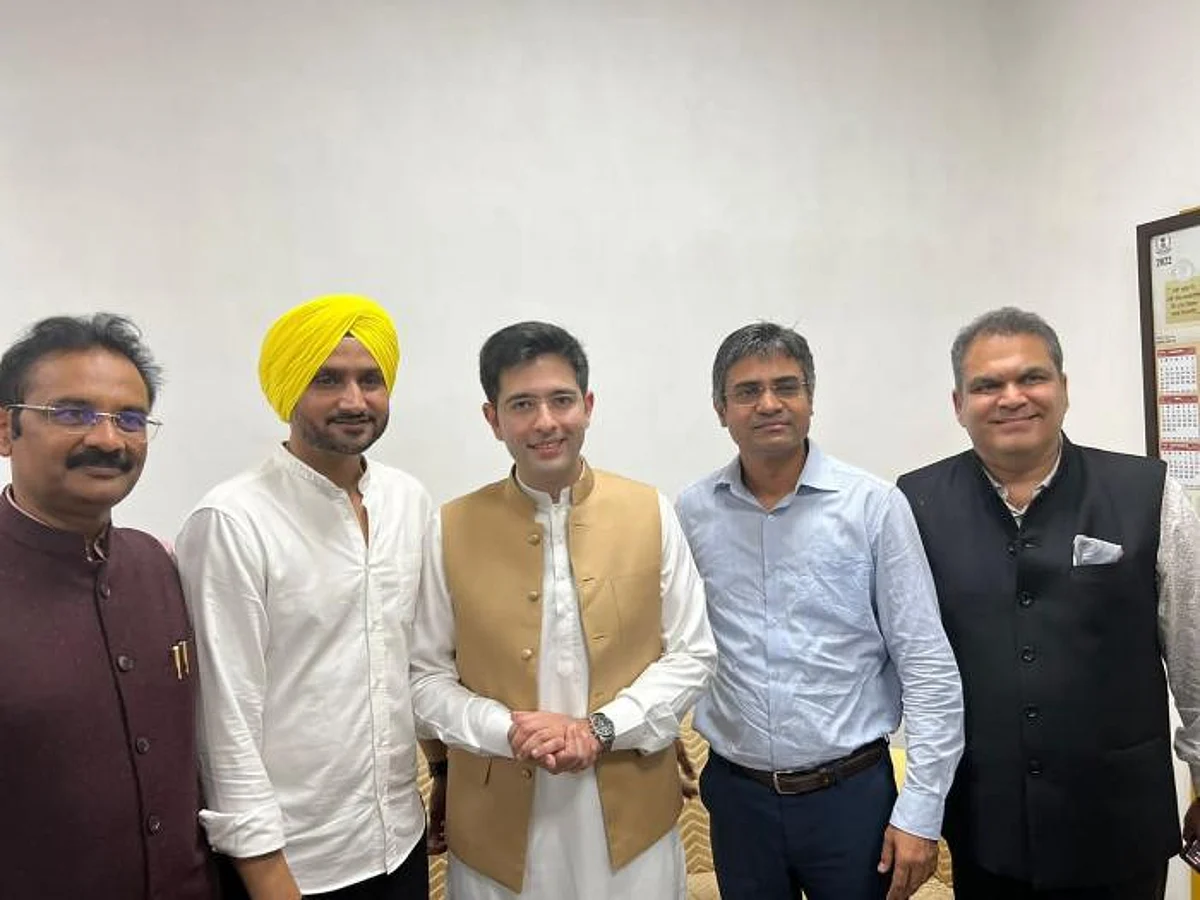 விவசாயிகளின் குடும்பத்தினர் கல்விக்காக சம்பளத்தை வழங்குகிறார் ஹர்பஜன் சிங் எம்.பி!