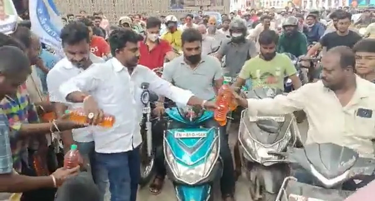 வாங்க, இலவசமா பெட்ரோல் வாங்கிட்டுப் போங்க!