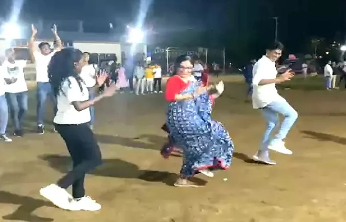 கல்லூரி மாணவிகளுடன் `செம' டான்ஸ் போட்ட பெண் கலெக்டர்