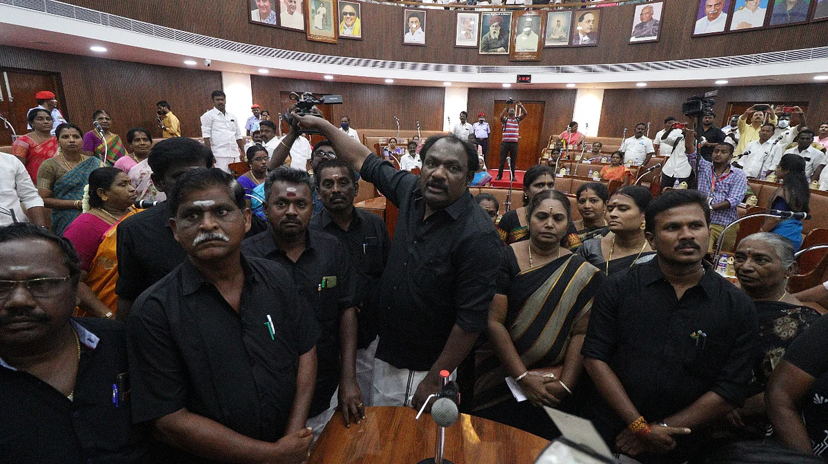 `எங்களுக்கு முன் இருக்கை வேண்டும்'- அடம்பிடித்த அதிமுக கவுன்சிலர்கள்