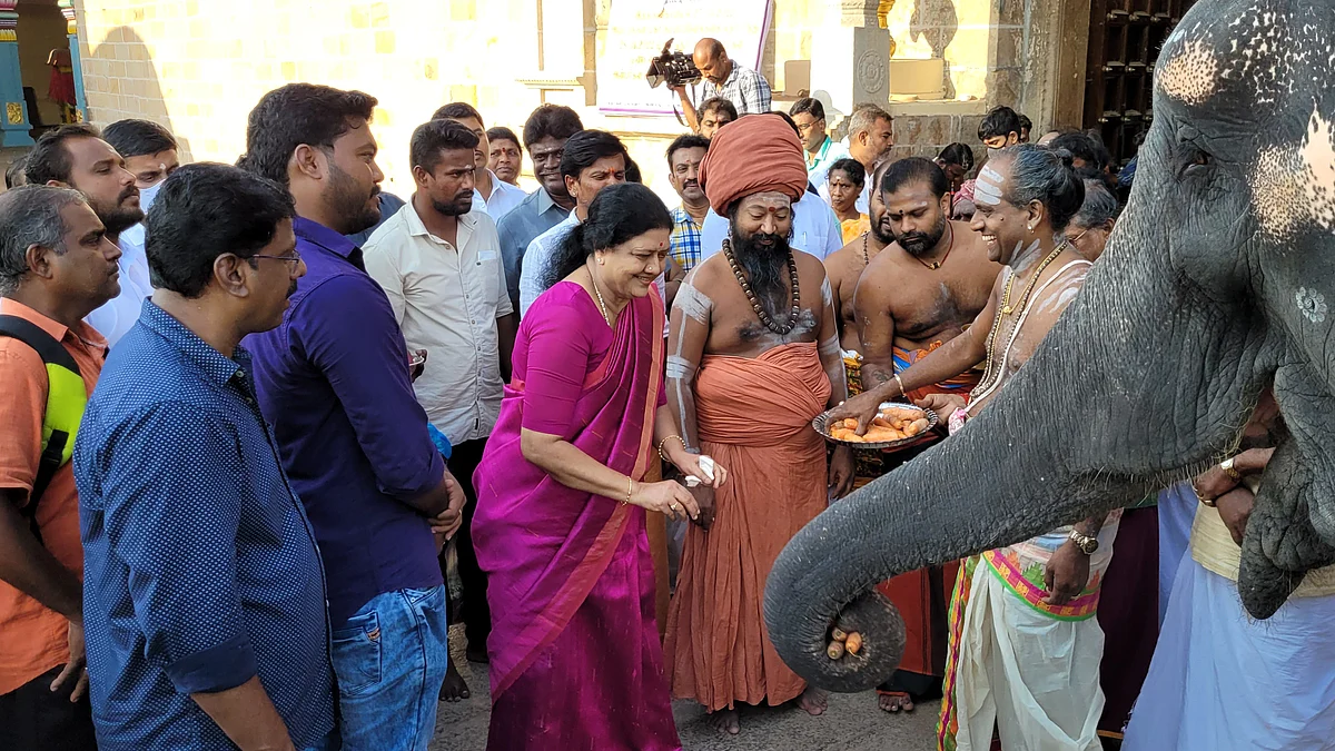 `இங்கு சசிகலா வழிபாடு செய்திருப்பது எதிரிகளை அழிக்கவல்ல வல்லமையைத் தரும்'