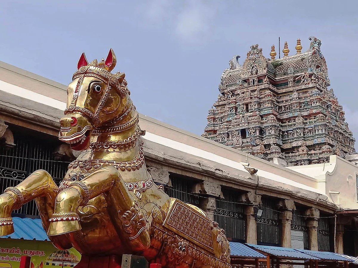 அழகர் கோயிலில் இருந்து புறப்பட்ட கள்ளழகரின் குதிரை.