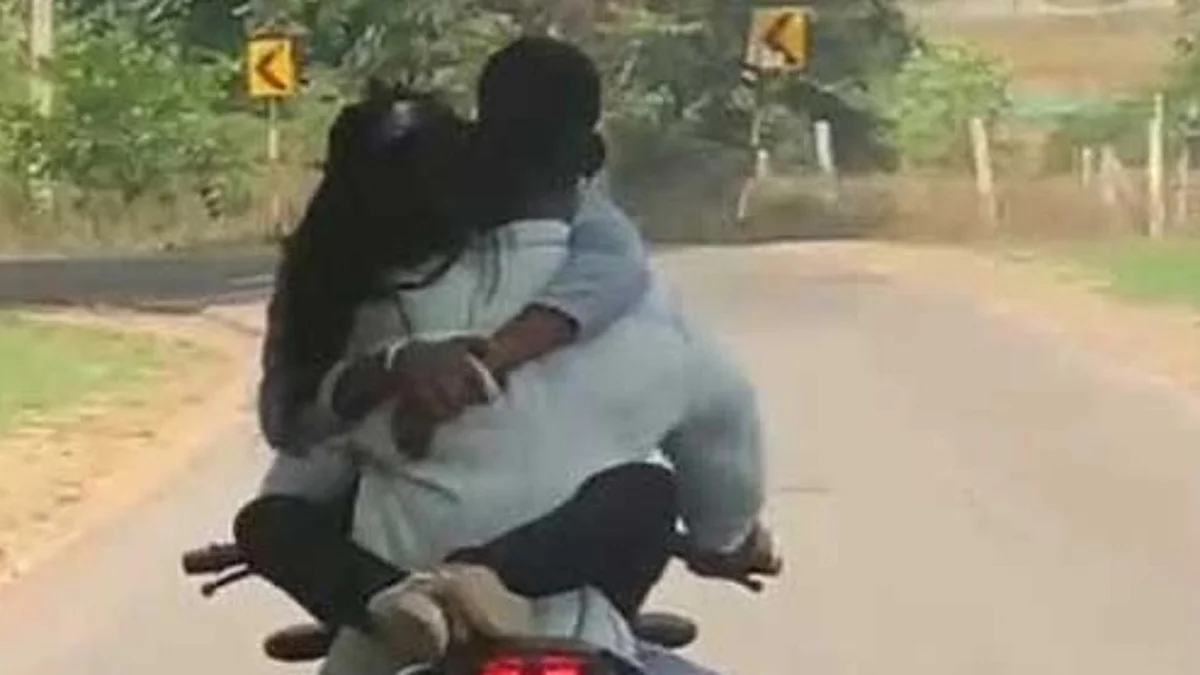 ஓடும் பைக்கில் காதல் ஜோடி விபரீத செயல்: அதிர்ந்த வாகன ஓட்டிகள்