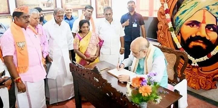 பாரதியார் நினைவு இல்லத்தில் பதிவேட்டில் கையெழுத்து இடும் அமைச்சா்