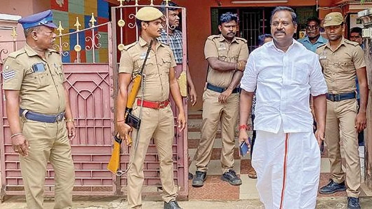 தஞ்சாவூரில் உள்ள பாஜக மாநில துணைத் தலைவர் கருப்பு முருகானந்தத்துக்கு துப்பாக்கி ஏந்திய போலீஸ் பாதுகாப்பு