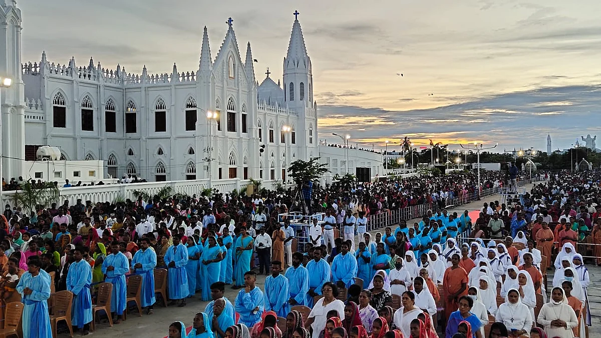 புனித வெள்ளி - வேளாங்கண்ணியில் மக்கள் வெள்ளம்