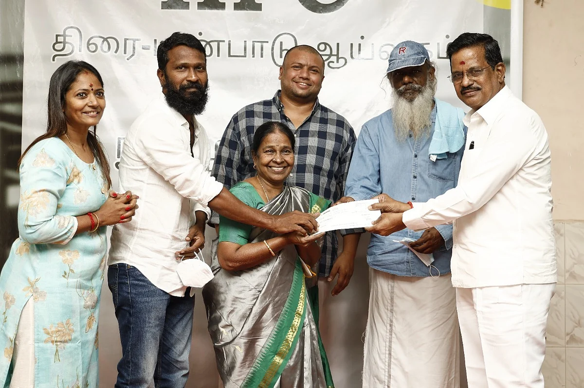 கலைப்புலி எஸ் தாணுவிடம் இருந்து ரூ.1 கோடிக்கான காசோலையை பெறும், மேகலா சித்திரவேல்.