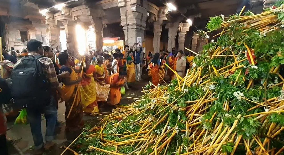 வழித்துணை கம்புகளை கோயிலில் செலுத்தும் பக்தர்கள்