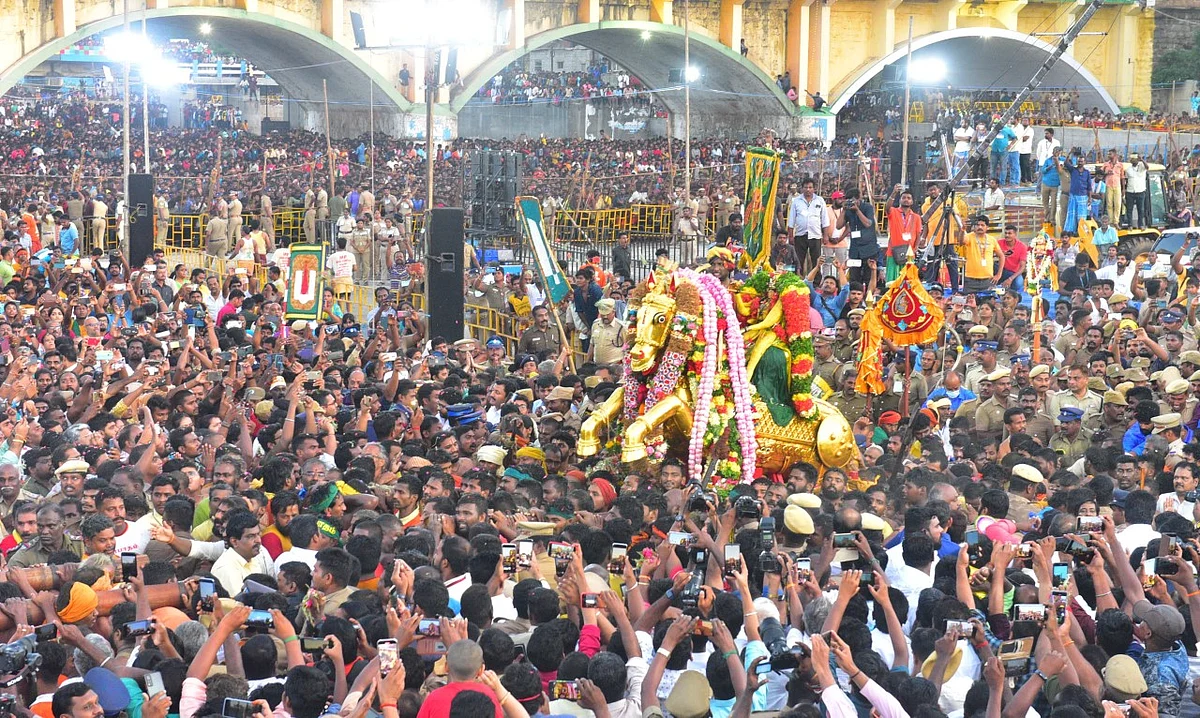 இவர்கள் பக்தர்கள் அல்ல, கொள்ளையர்கள்: சித்திரைத் திருவிழாவில் கைவரிசை காட்டிய ஆந்திர பெண்கள்