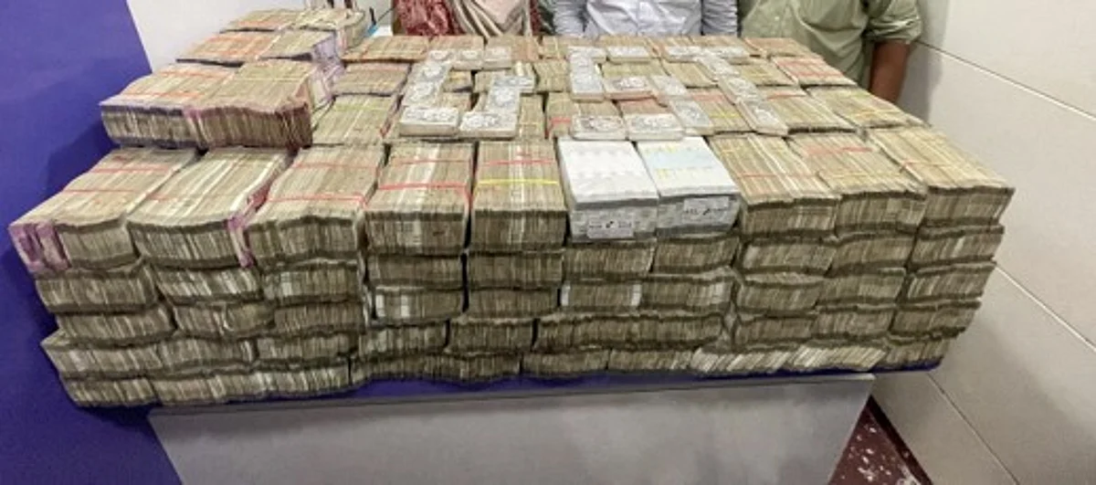 சுவற்றுக்குள் 19 கிலோ வெள்ளி, ரூ.9.78 கோடி பணம் பதுக்கல்: பதறிய அதிகாரிகள்!