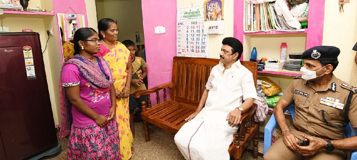 தீயணைப்புத்துறை ஆபீசில் திடீர் ஆய்வு... காவலர் குடியிருப்புக்கு விசிட்... முதல்வர் ஸ்டாலின் அதிரடி