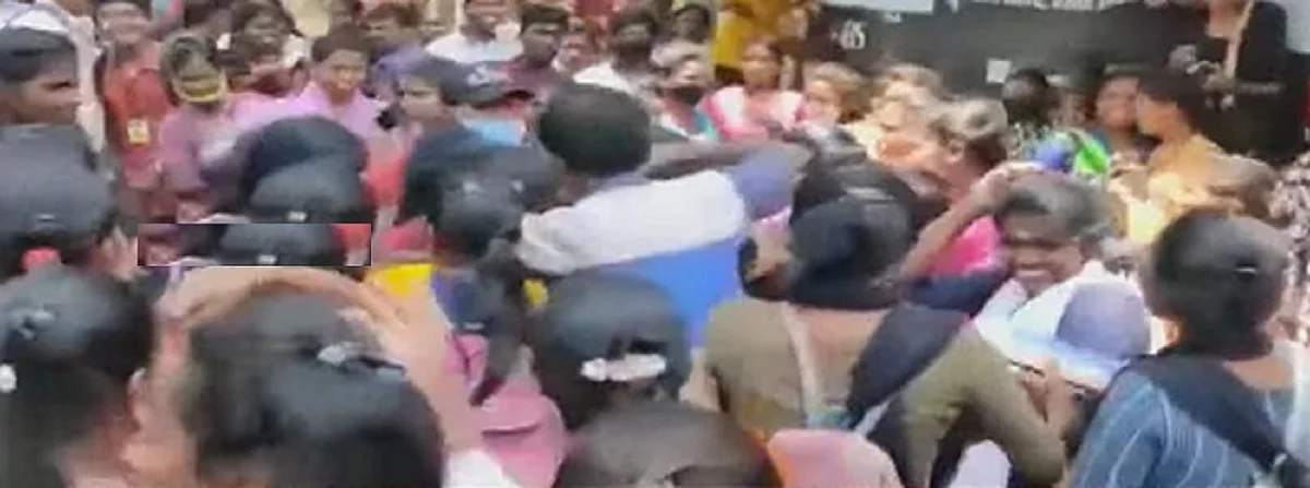 நடுரோட்டில் சென்னை கல்லூரி மாணவிகளின் செயலால் அதிர்ச்சி
