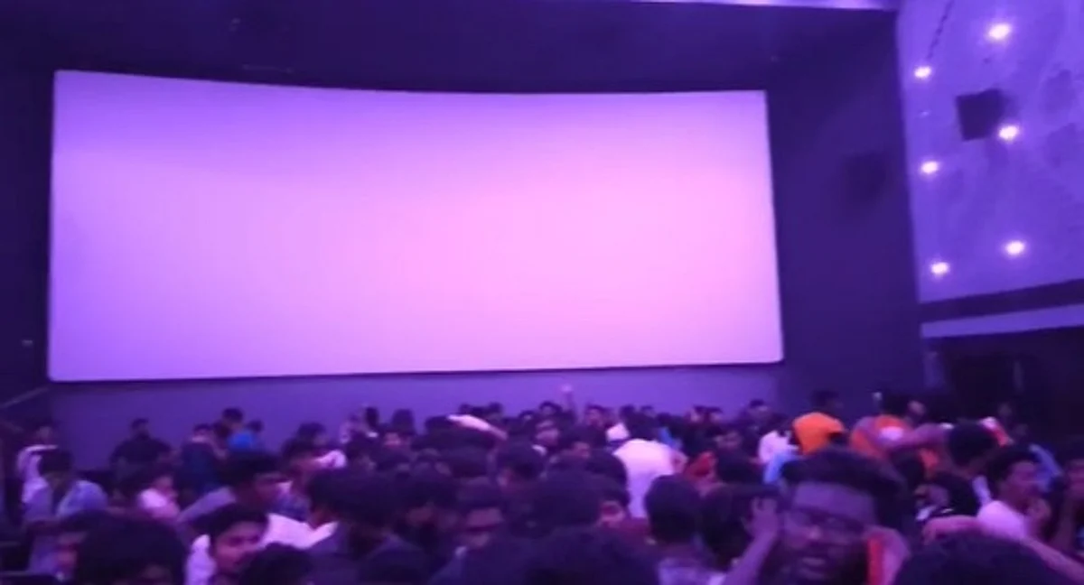 வெளியானது `பீஸ்ட்': அதிகாலையில் குத்தாட்டம் போட்ட ரசிகைகள்