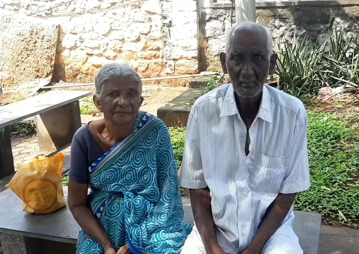 `கழிப்பறையில் மகள் தங்கச் சொல்கிறாள்'- ஆட்சியரை பார்க்க காத்திருக்கும் வயோதிக தம்பதி கண்ணீர்