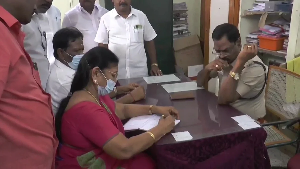 கணவருடன் வந்து கையெழுத்துப் போட்டார் அதிமுக முன்னாள் அமைச்சர் சரோஜா