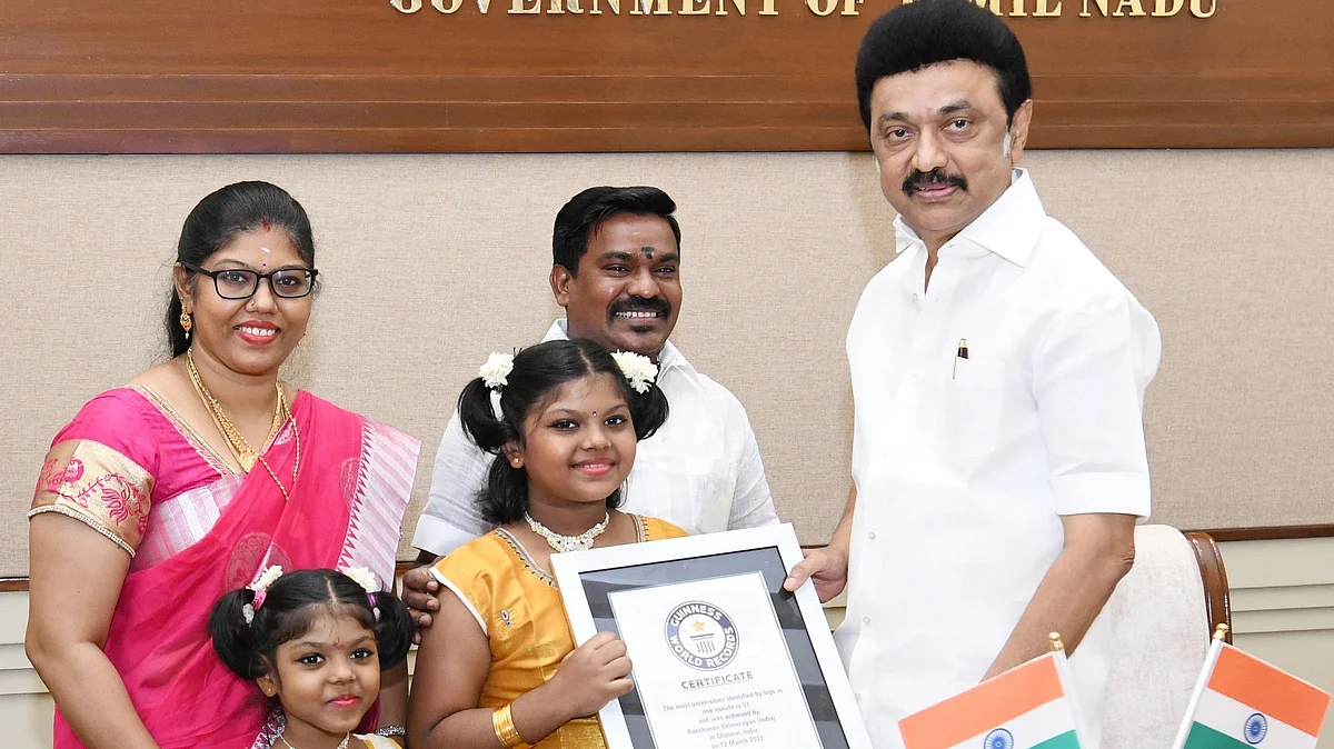 உலக சாதனை படைத்த பாடகர் வேல்முருகனின் மகள் முதல்வரிடம் வாழ்த்து