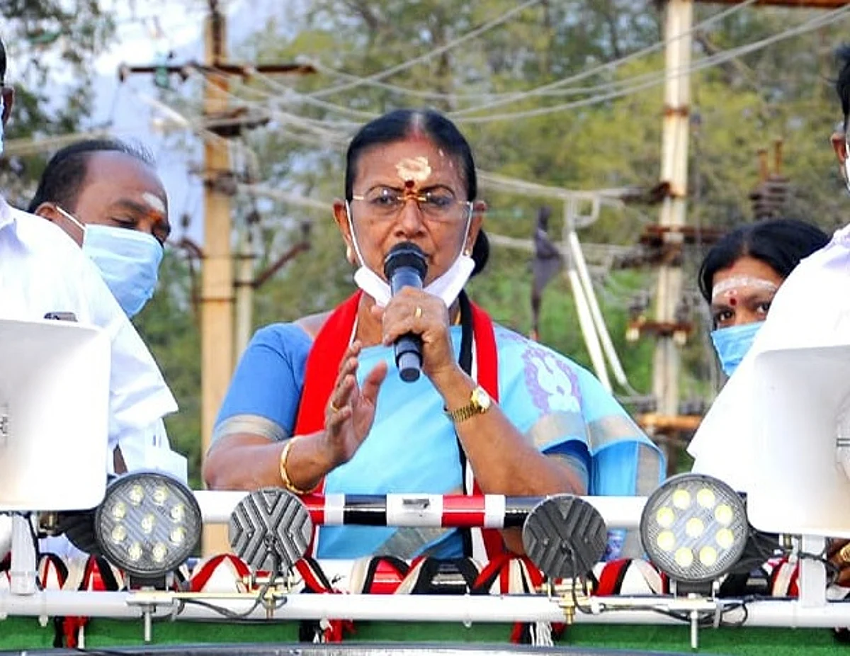 நீதிமன்றத்தில் அதிமுக முன்னாள் அமைச்சர் சரோஜா சரண்